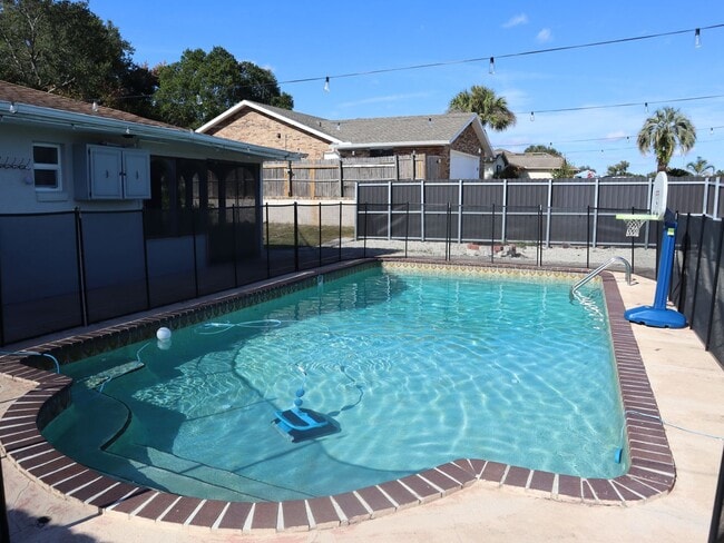 Foto del edificio - 4 BEDROOM 2 Bath  Pool Home!  Call Carole Arcaro 386-216-4900 Deltona Lakes Realty