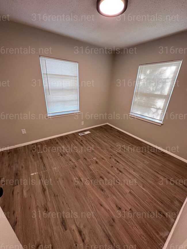 Foto del edificio - $1050 - 3 bedroom / 1 bathroom - Beautiful...