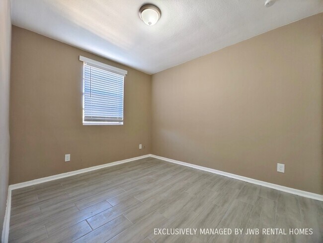 Foto del edificio - 1124 W 25th St