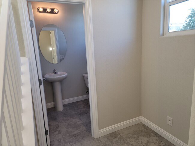 Building Photo - Brand new 4 Bedroom home in gated neighbor...