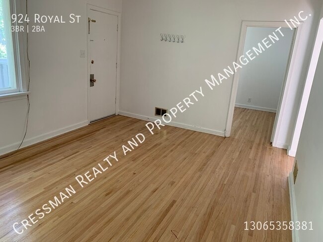 Building Photo - 2 Bedroom Main Floor Unit in Rosemont