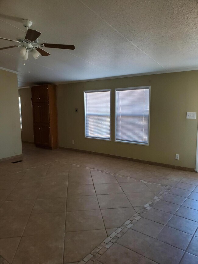 Foto del edificio - 612 Los Arboles Ave NW