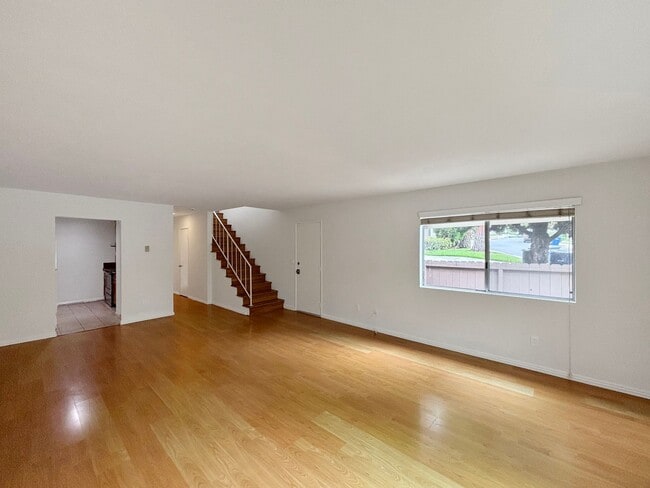 Building Photo - Charming 3BD/3BA Townhouse in University C...