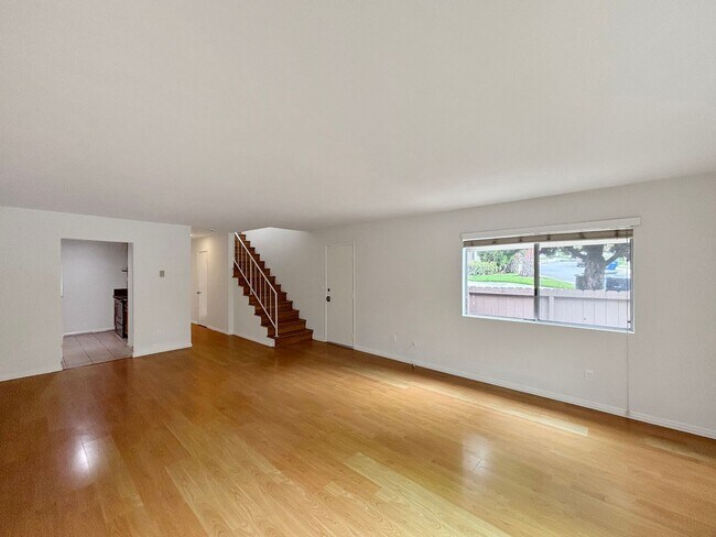 Foto del edificio - Charming 3BD/3BA Townhouse in University C...
