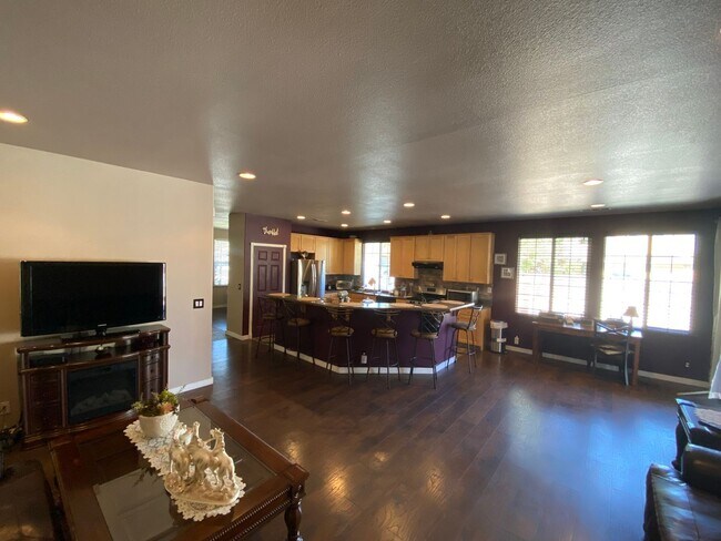 Foto del edificio - Beautiful Single Story 3 Bedroom 2 Bath! WITH SOLAR!