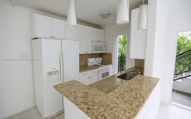Foto del edificio - 7315 Byron Ave