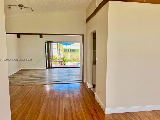 Foto del edificio - 8431 SW 28th St