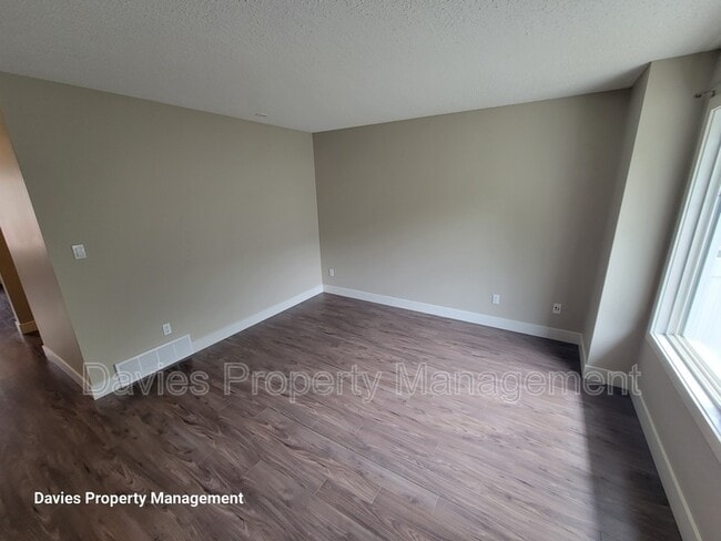 Photo du bâtiment - 415 Clareview Rd NW