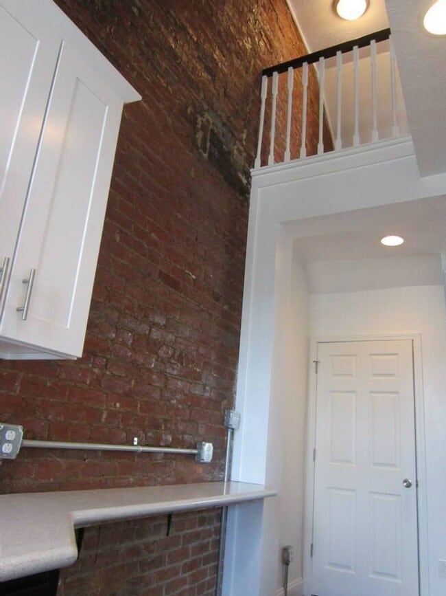 Building Photo - Beautiful 3 bed, 1 bath luxury apartment South Side Flats