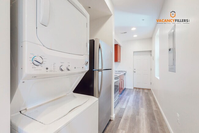 Building Photo - Brand new Studio in Station North w/laundr...