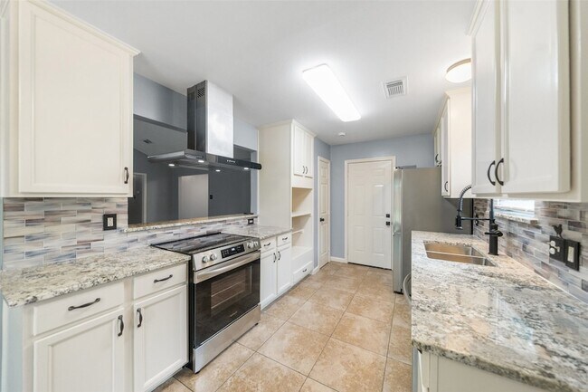 Foto del edificio - 16330 Autumn Wind Dr