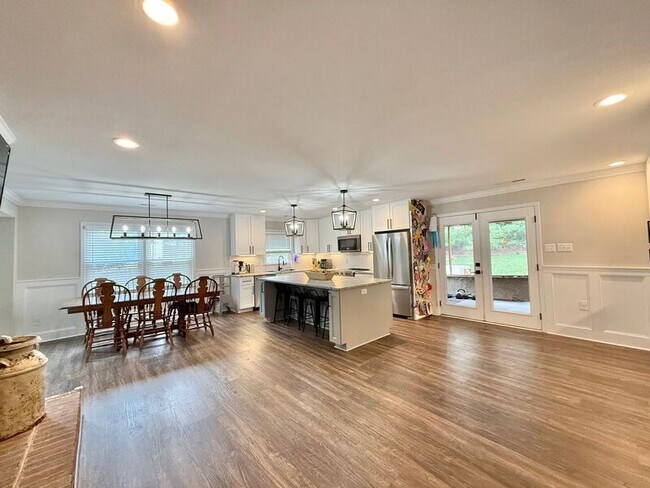 Building Photo - 908 Plateau Ln