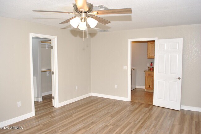 Foto del edificio - 307 W Piute Ave