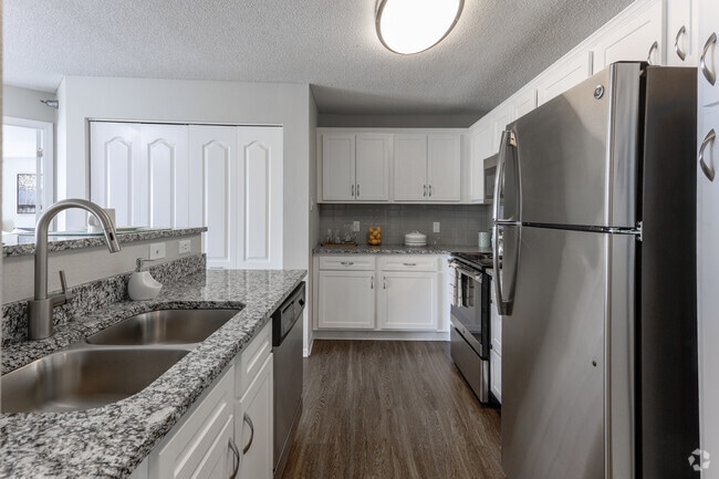 2 habitaciones, 2 baños - 1142 pies cuadrados - Cocina - ReNew Town Center