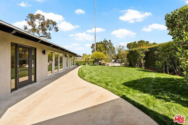Foto del edificio - 2058 Westridge Rd