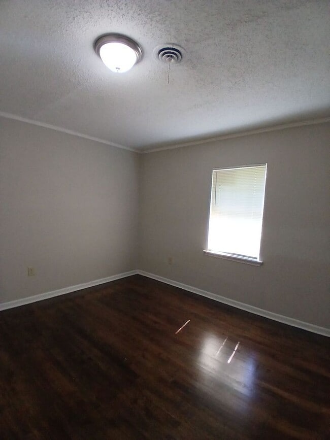 Building Photo - Renovated 2 bedroom 1 bath Duplex - Open T...