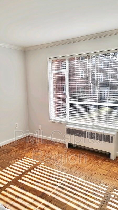 Foto del edificio - 10411 Montrose Ave