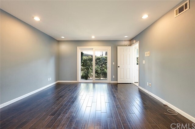 Foto del edificio - 215 E Roosevelt Rd