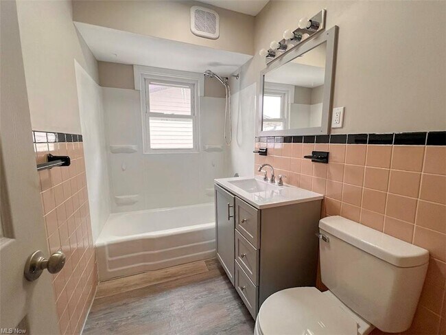 Foto del edificio - 1312 W 37th St