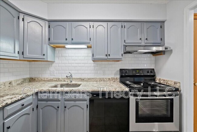 Building Photo - 1301 N Courthouse Rd