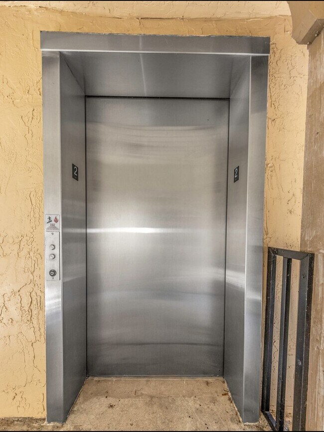 Foto del edificio - 2400 Feather Sound Dr