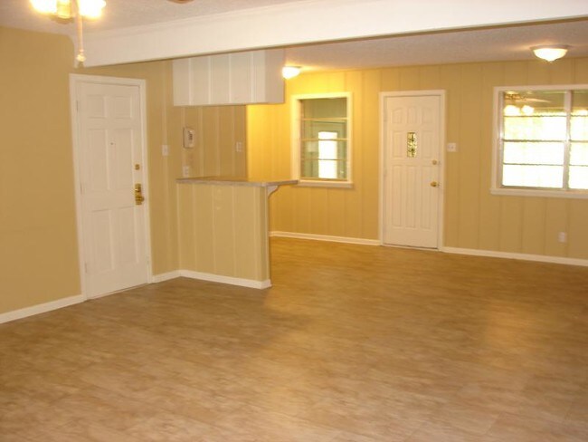 Building Photo - 912 Moorehill Dr