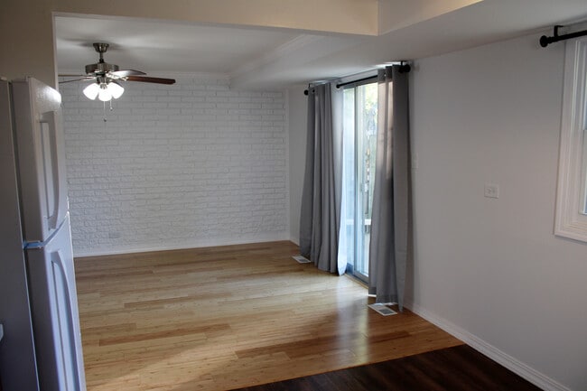 Family Room - 1704 N Drury Ln