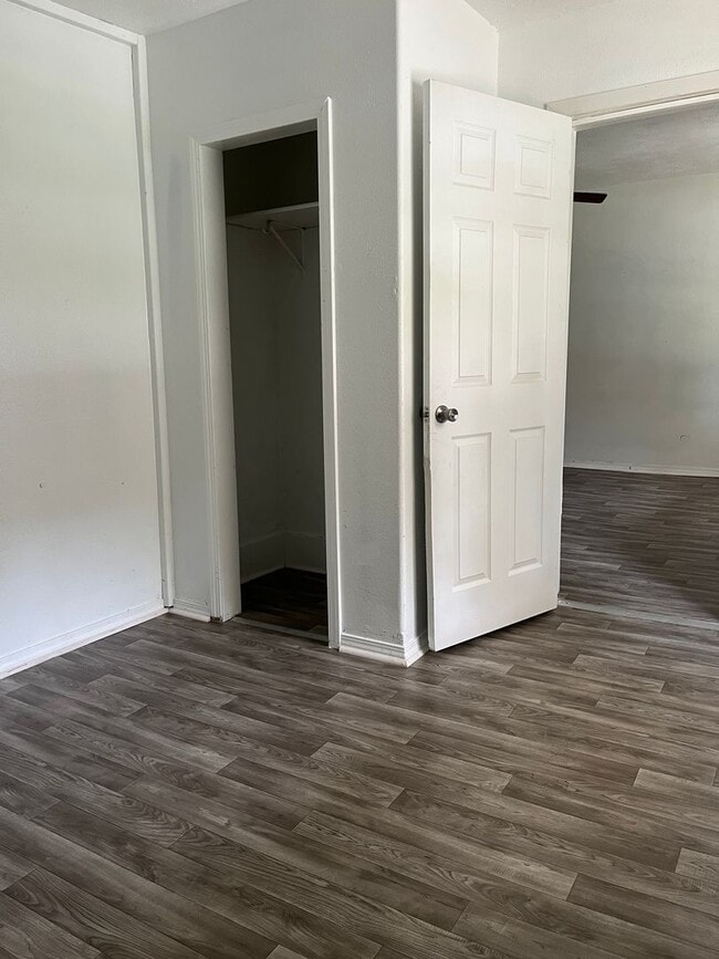 Building Photo - 2 Bedroom Bungalow with a Covered Porch