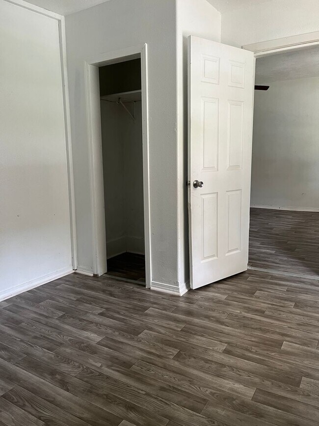 Foto del edificio - 2 Bedroom Bungalow with a Covered Porch
