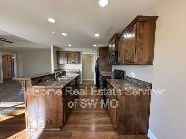 Building Photo - 5562 Sugarpine Dr W