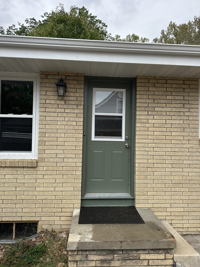 Side Entry - 6036 Urbandale Ave