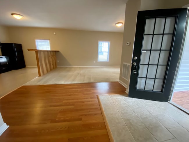 Building Photo - Spacious 1 bed / 1 bath home with great fe...