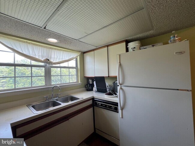 Foto del edificio - 12100 Greenway Ct