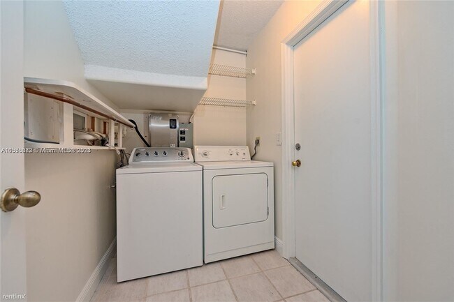 Building Photo - 4 br, 2.5 bath House - 924 Opal Ter 1