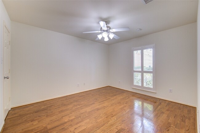 Foto del edificio - 830 W Heights Hollow Ln