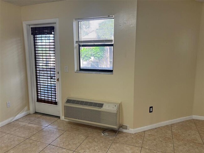 Foto del edificio - 4481 W McNab Rd