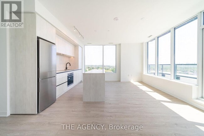 Photo du bâtiment - 2495 Eglinton Ave W