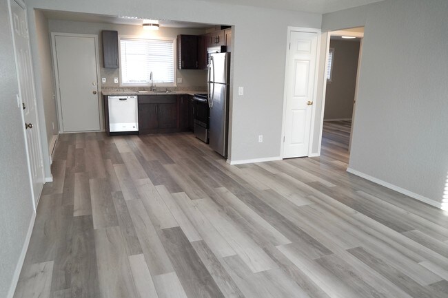 Cocina y sala de estar - 11025 16th Ave SW