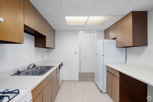 2BR, 2BA - 1,020SF - Kitchen - Deer Run Apartments