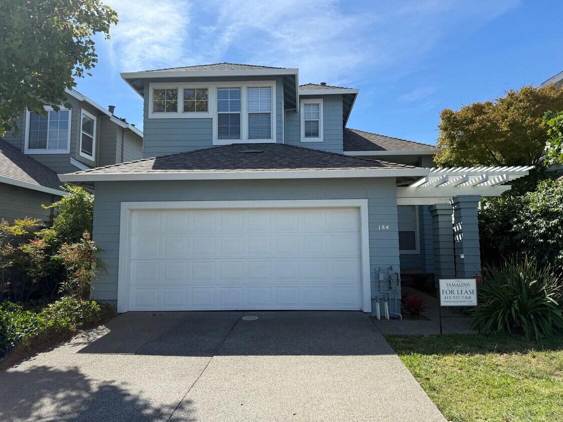 Foto principal - FOUR BEDROOM THREE FULL BATH HOME IN THE B...