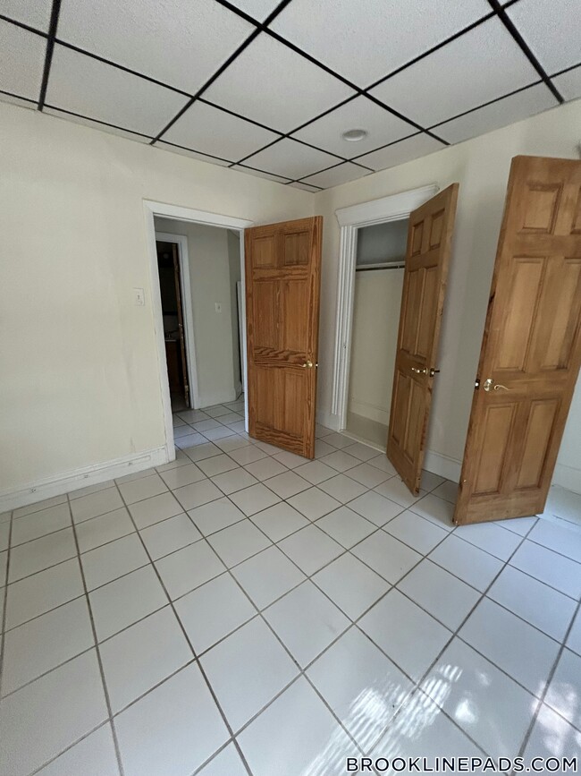 Building Photo - 352 Riverway