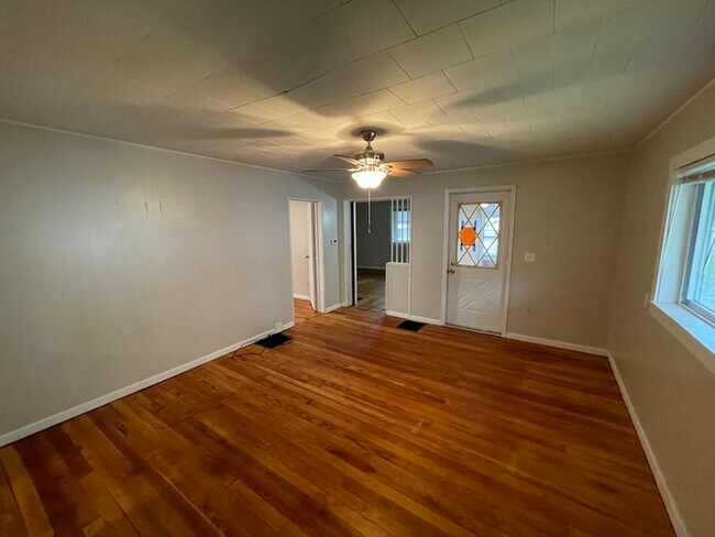 Building Photo - Huge Northeast Side Home close to Medical ...