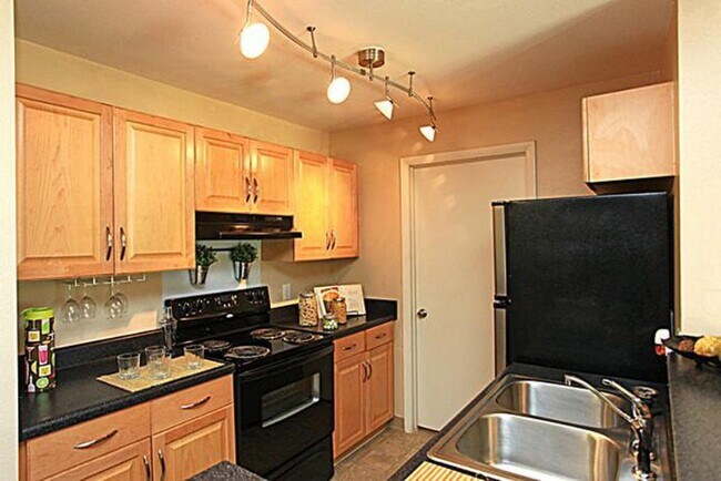 Building Photo - 1500 Sharen Dr