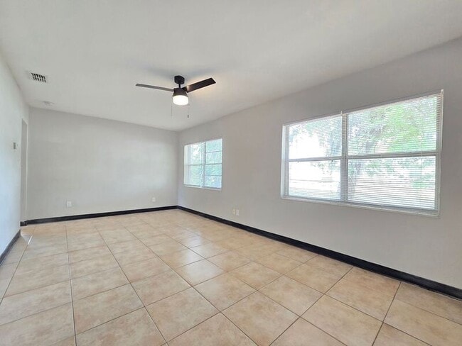 Foto del edificio - 824 N Florence Ave