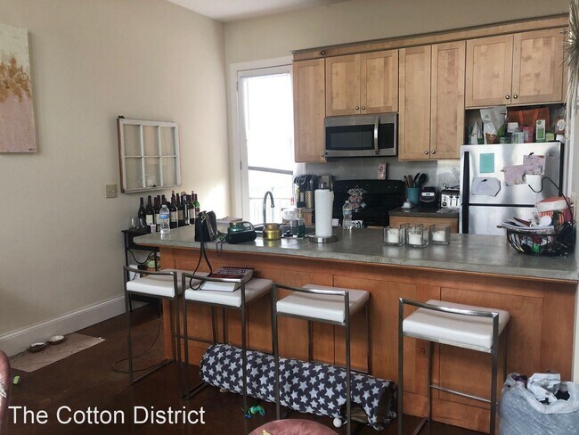 Building Photo - 515 University Dr