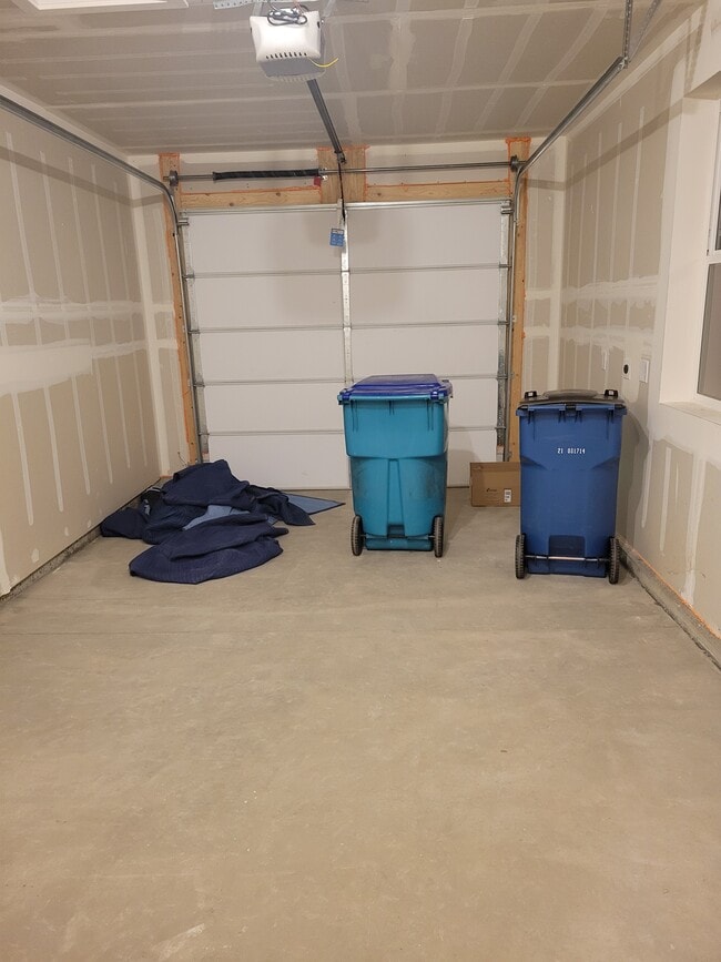 Garage - 914 Schlagel St