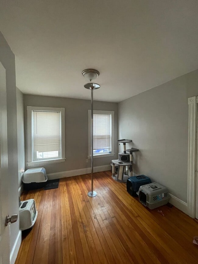 Building Photo - 644 Smith St