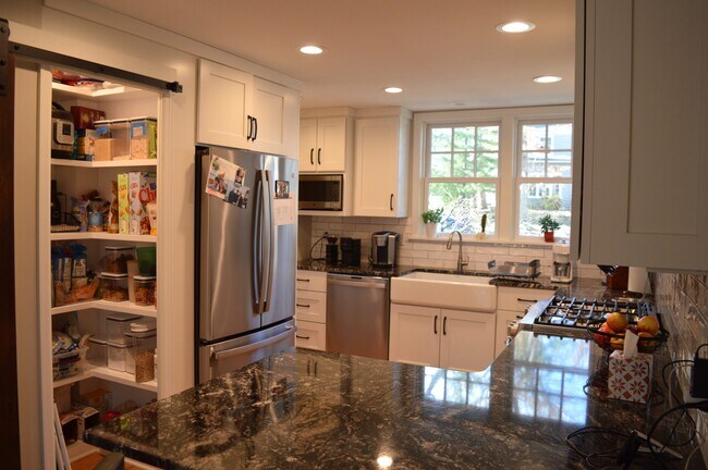 Building Photo - 4145 Hiawatha Dr