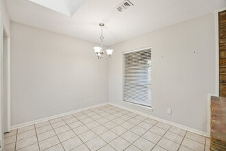 Building Photo - 1725 Northcrest Dr