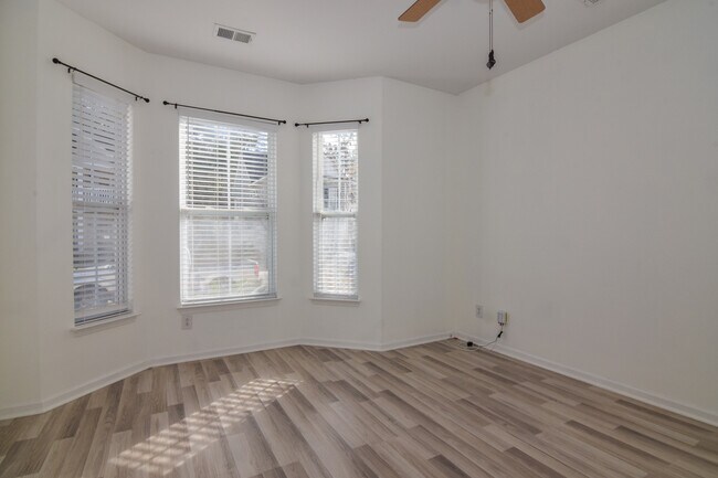 Building Photo - 550 Delafield Dr